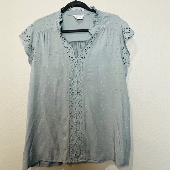 Flower & Feather | 2XL | Light Sage Green Eyelet Short‑Sleeve Top - Picture 2 of 4
